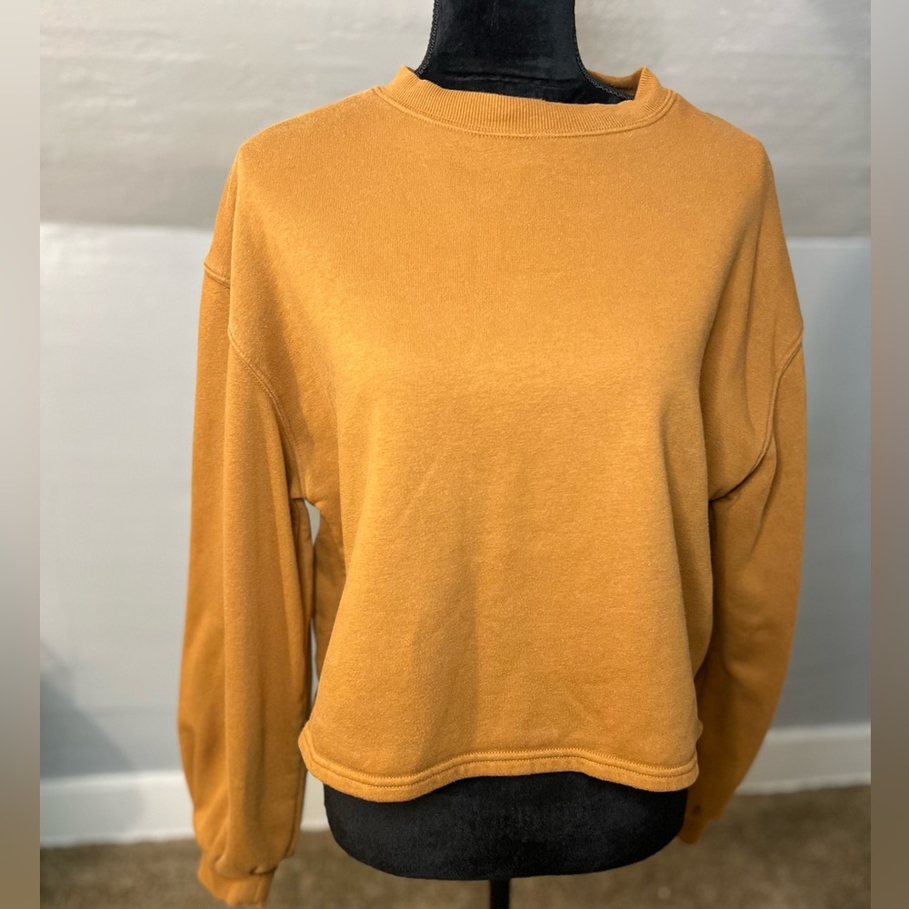 🌻Cropped Long sleeve crewneck. Size M. Great condition! Smoke free home🌻